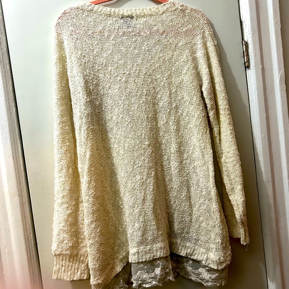 Long sleeve top with lace - Picture 2 of 4